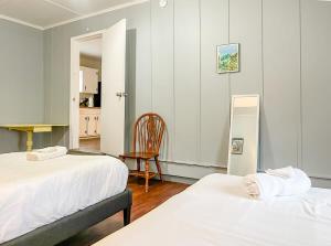 Giường trong phòng chung tại Boswell Bungalow-Large Yard-Pets-Wifi