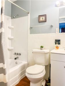 Phòng tắm tại Boswell Bungalow-Large Yard-Pets-Wifi