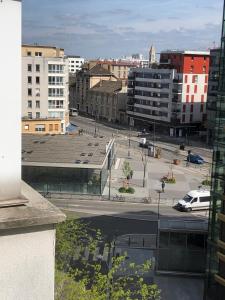 a view of a parking lot in a city at Appartement avec terrasse in Saint-Ouen