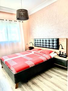 Кровать или кровати в номере Appartement cosy en résidence avec piscines