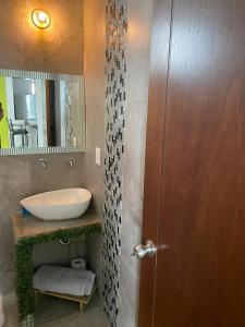 a bathroom with a sink and a mirror at Hospedaje Feria de San marcos 2024 Para 8 Personas in Aguascalientes