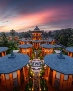 een luchtzicht op een gebouw bij zonsondergang bij Hotel Le Temple Borobudur in Borobudur