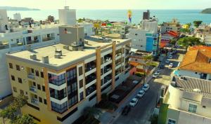una vista aerea di una città con edifici di 1089 - Praia de Bombinhas novíssimo 02 dormitórios a Bombinhas