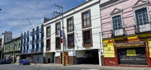 un edificio sul lato di una strada di HOTEL MAQUIAVELO SOLO ADULTOS a Puebla