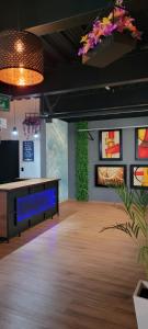 TV a/nebo společenská místnost v ubytování HOTEL MAQUIAVELO SOLO ADULTOS + 37 fotografií