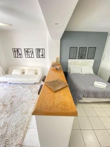 1 dormitorio con 1 cama y barra de madera en Studio ExpedAngra - Vista Linda para o Mar, en Angra dos Reis