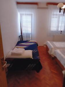 Cette petite chambre comprend 2 lits. dans l'établissement Rooms with a parking space Jelovice, Central Istria - Sredisnja Istra - 22787, à Lanišće