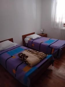 Een bed of bedden in een kamer bij Rooms with a parking space Jelovice, Central Istria - Sredisnja Istra - 22787
