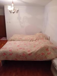 ein Schlafzimmer mit einem Bett mit einer rosa Decke in der Unterkunft Rooms with a parking space Jelovice, Central Istria - Sredisnja Istra - 22787 in Lanišće