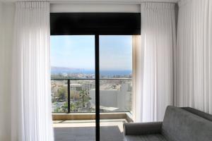 Luxury Suite Apartment With Sea View #53 By Hashdera Eilat的休息区