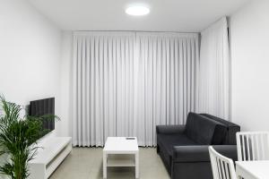 Luxury Suite Apartment With Sea View #53 By Hashdera Eilat的休息区