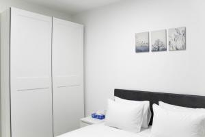 埃拉特Luxury Suite Apartment With Sea View #53 By Hashdera Eilat的卧室里有一张白色的床和一面镜子