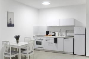 埃拉特Luxury Suite Apartment With Sea View #53 By Hashdera Eilat的厨房配有白色家电和桌椅