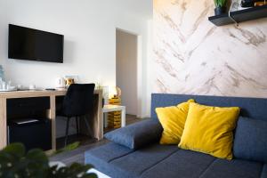 sala de estar con sofá azul y almohada amarilla en Rooms with a parking space Vir - 22996 en Vir