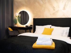 1 dormitorio con 1 cama con manta amarilla y espejo en Rooms with a parking space Vir - 22996 en Vir