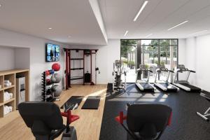 un gimnasio con cintas de correr y equipo cardiovascular en una habitación en Staybridge Suites Port Elgin, an IHG Hotel, en Port Elgin