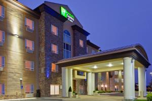 カルガリーにあるHoliday Inn Express Airport Calgary by IHGの正面に看板があるホテル