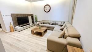 ein Wohnzimmer mit einem Sofa und einem TV in der Unterkunft رحال البحر للشقق المخدومة Rahhal AlBahr Serviced Apartments in Dschidda