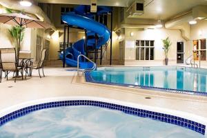 uma piscina num hotel com escorrega em Holiday Inn Express Fort St John, an IHG Hotel em Fort Saint John