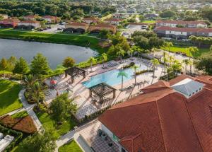 vista aerea di un resort con piscina di Family Resort - 6BR Mansion - Private Pool, Home Theater, BBQ and More a Kissimmee