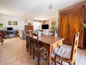 uma sala de jantar com uma mesa de madeira e cadeiras em Charming holiday home in Sarlat-la-Canéda em Sarlat-la-Canéda