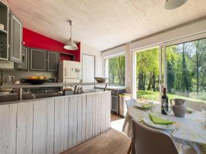 uma cozinha e sala de jantar com mesa e cadeiras em Charming holiday home in Sarlat-la-Canéda em Sarlat-la-Canéda