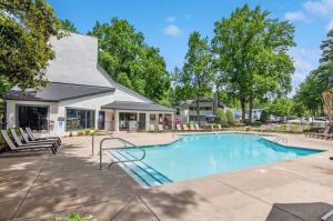 Piscina a Luxury & Convenience in South End Charlotte o a prop