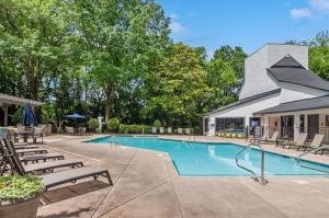 Piscina a Luxury & Convenience in South End Charlotte o a prop