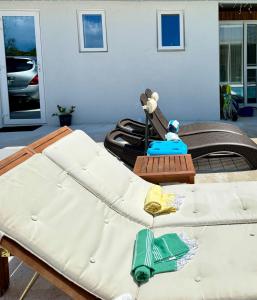 Χώρος καθιστικού στο Ocean Pearl - Cozy Comfort Room with pool Nearby Sunset beach