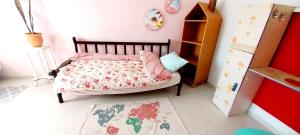 Dormitorio pequeño con cama y estante en Chez trina house, en Bizerte