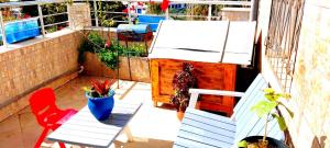 uma varanda com mesa, cadeiras e plantas em Chez trina house em Bizerte