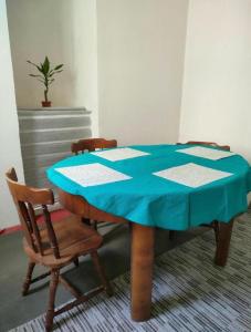 einen Tisch mit einem blauen Tischtuch drauf in der Unterkunft Waterfall Hostel in Sarajevo