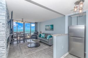 マートルビーチにある5th Floor Direct Oceanfront Double Suite Sleeps 6 Meridian Plaza 503のリビングルーム(ソファ、冷蔵庫付)