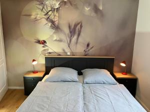 1 dormitorio con 1 cama con 2 lámparas en las mesas en Landperle 2, en Ulsnis