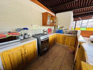 Una cocina con gabinetes de madera y un horno de estufa. en Dream House B&B, en Huaraz 26 fotos más