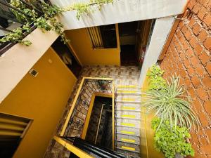 Una vista aérea de una escalera en un edificio. en Dream House B&B, en Huaraz