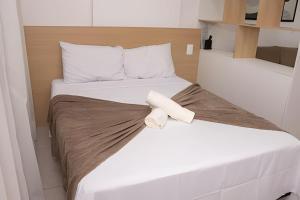 um quarto com 2 camas e toalhas em Hosts BR - Studio Funcional em Boa Viagem(s/taxas) no Recife