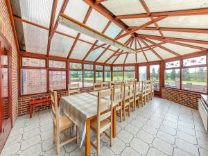 une salle à manger avec une grande table et des chaises dans l'établissement Stenson Hill Farm, à Melbourne