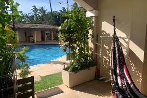 Blick vom Balkon eines Hauses mit Swimmingpool in der Unterkunft Hosts BR - La Serena Suíte Cumbuco in Cumbuco