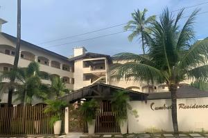 ein Gebäude mit Palmen davor in der Unterkunft Hosts BR - La Serena Suíte Cumbuco in Cumbuco