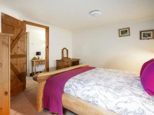 YorkleyにあるThe Nookのベッドルーム1室(ベッド1台付)、木製キャビネットが備わります。