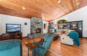 Tahoe Haven في Carnelian Bay: غرفة معيشة مع أريكة ومدفأة