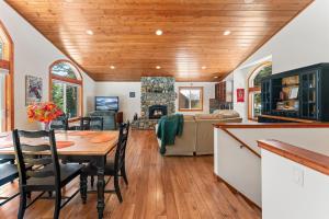 Tahoe Haven في Carnelian Bay: مطبخ وغرفة طعام مع طاولة ومدفأة