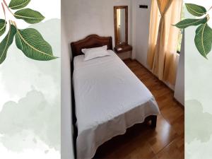 sypialnia z łóżkiem i rośliną na ścianie w obiekcie Killari-Hospedaje Puro Jita w mieście Lunahuaná