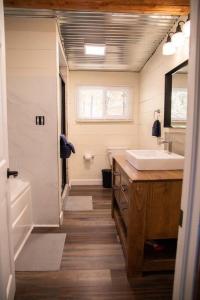 ein Badezimmer mit einem Waschbecken, einer Badewanne und einem WC in der Unterkunft Sugar Creek Stay in Ada
