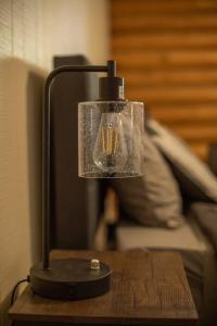 eine Lampe auf einem Holztisch in der Unterkunft Sugar Creek Stay in Ada