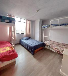 Departamento exclusivo Punta Negra في بونتا نيغرا: غرفة نوم بسريرين بطابقين ونافذة