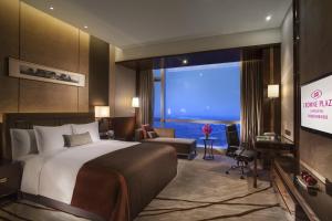 ZhangzhouにあるCrowne Plaza Zhangzhou, an IHG Hotelのベッドとテレビが備わるホテルルームです。