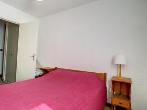 Posteľ alebo postele v izbe v ubytovaní F2 Cabine avec Parking, Lave-linge, Lave-vaisselle, TV - FR-1-715-26