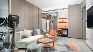 TV a/nebo společenská místnost v ubytování EVEN Hotel Zhongshan City Center by IHG